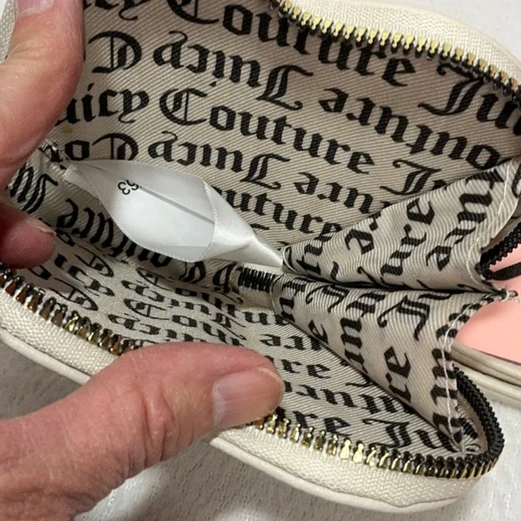 Juicy Couture Cream Heart Wristlet Coinpurse - Picture 8 of 9